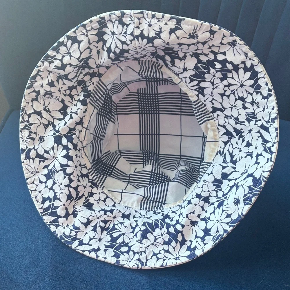 Vintage Burberry Navy and White Floral Pattern Bucket Hat - Picture 3 of 5